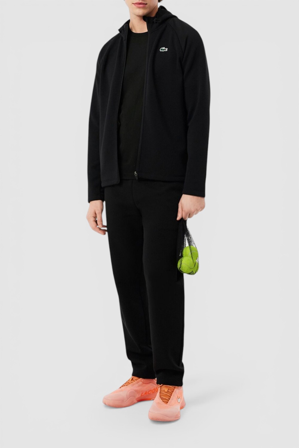 תמונת כל הלוק של חולצת טי